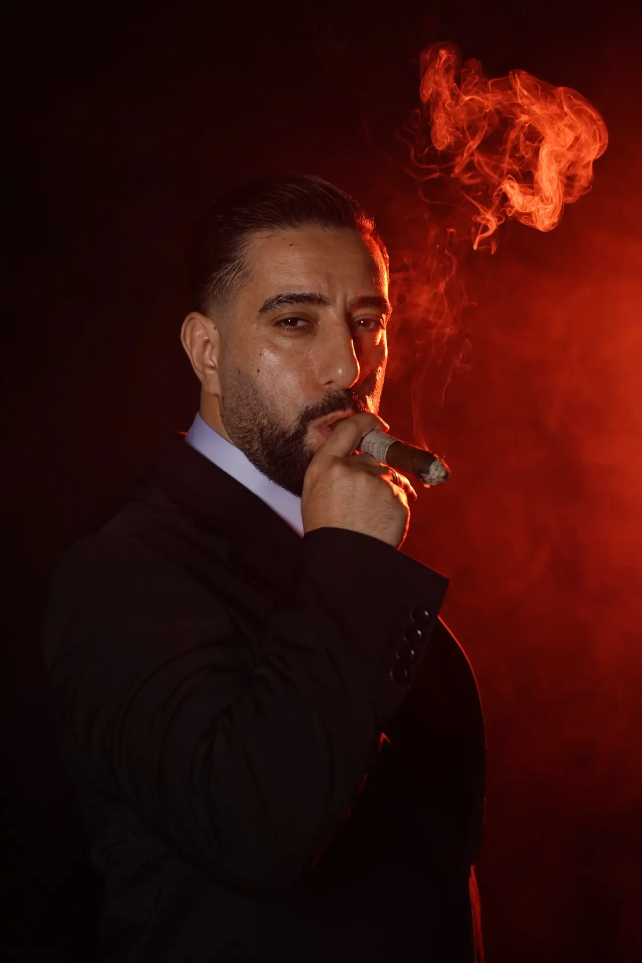 نظرة جانبية وسط دخان أحمر