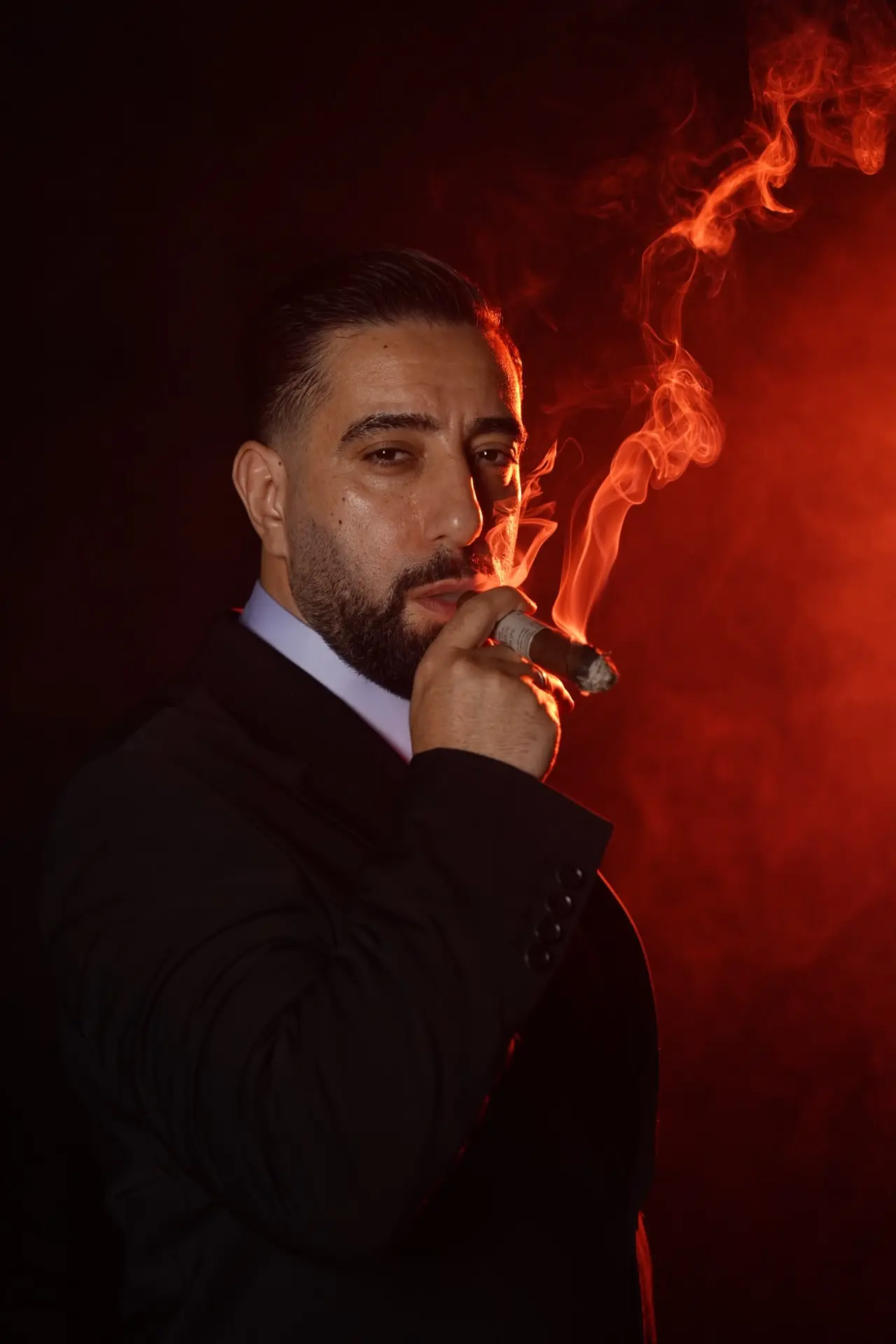 صورة مع سيجار في دخان أحمر كثيف